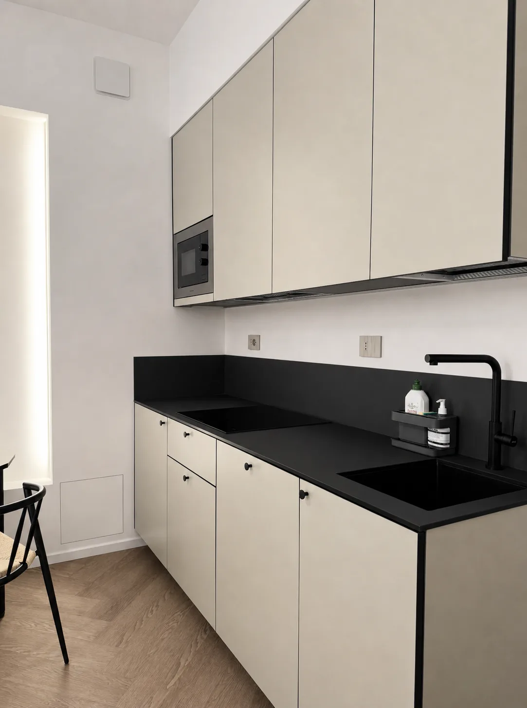 Architetto in studio con dettaglio PERMALINE integrato in progetto