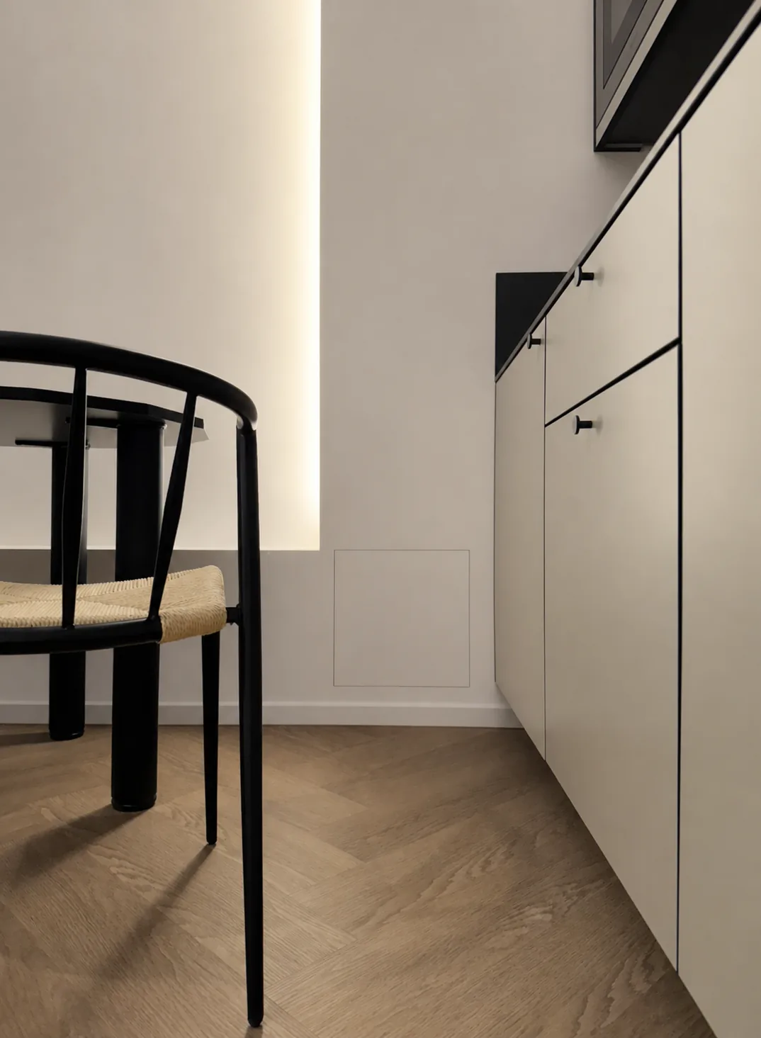 Posa di sportello PERMALINE in cantiere con linea perimetrale costante