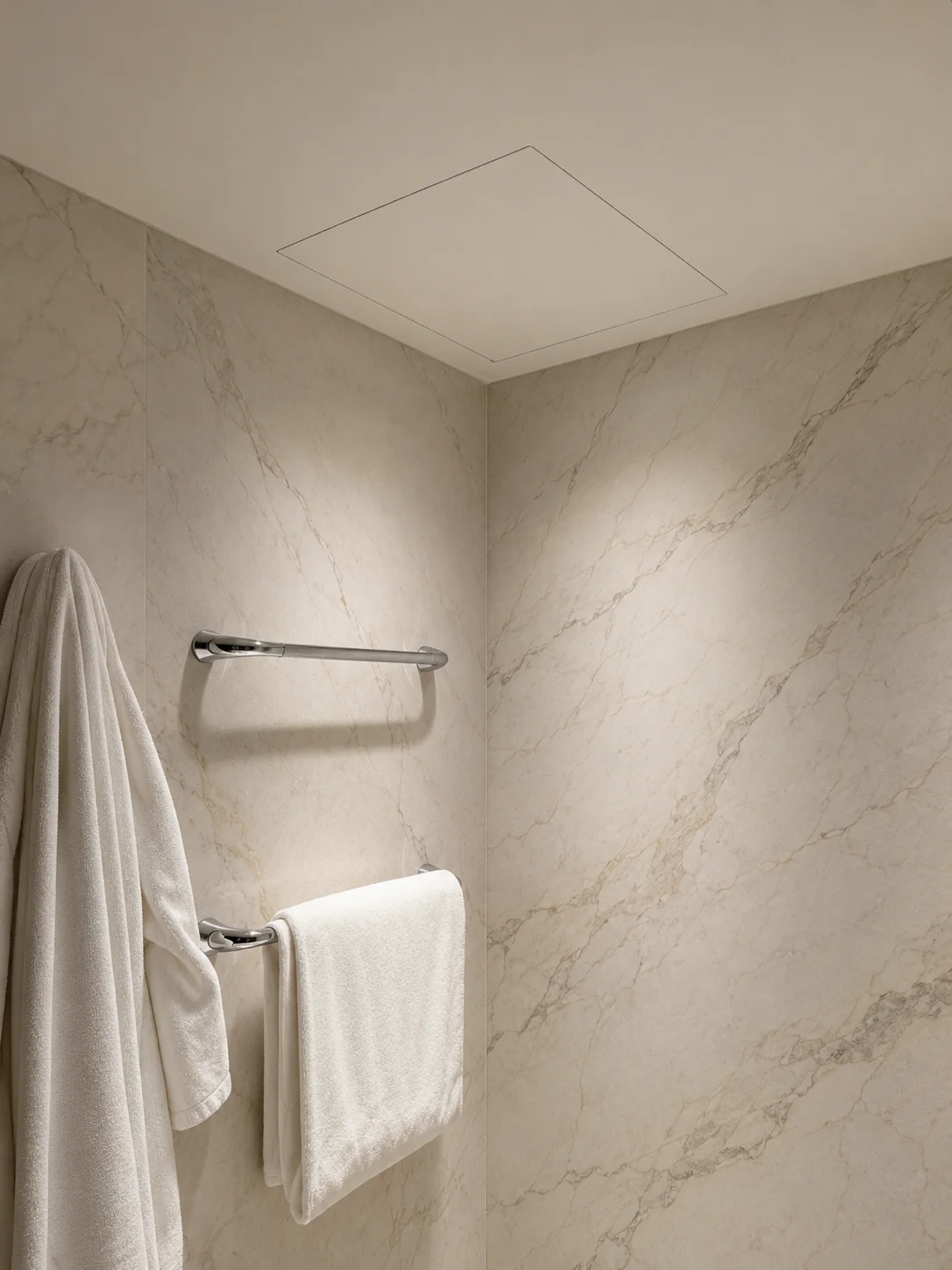 Accesso tecnico PERMALINE installato a filo soffitto in bagno di pregio: superficie continua dopo la posa