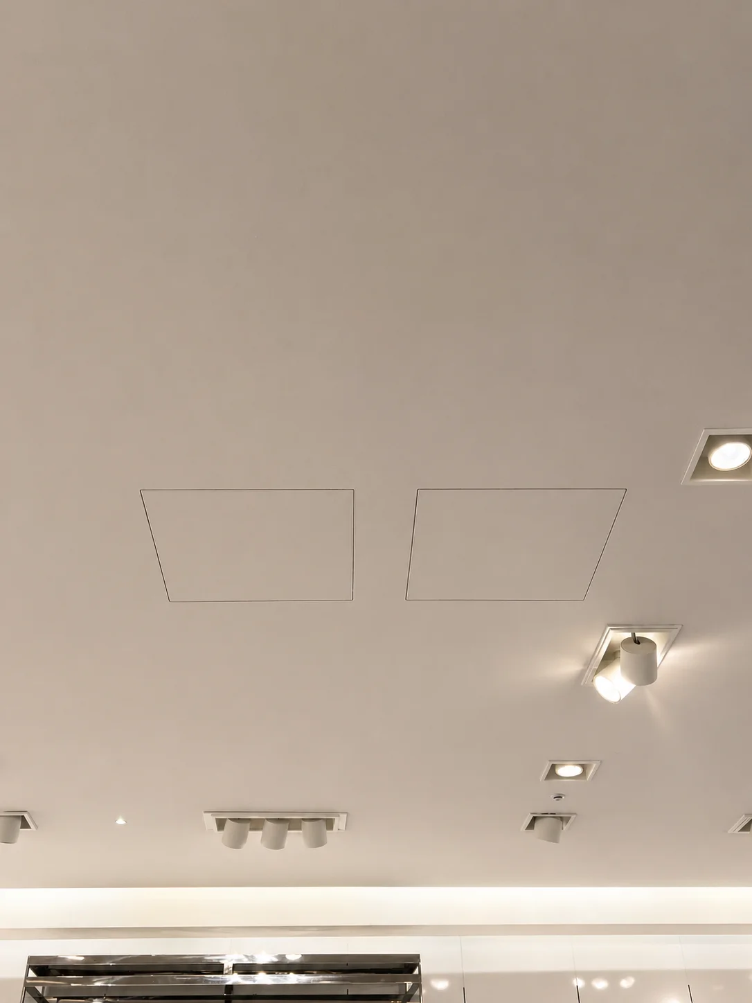Showroom retail con due accessi tecnici PERMALINE integrati nel soffitto continuo