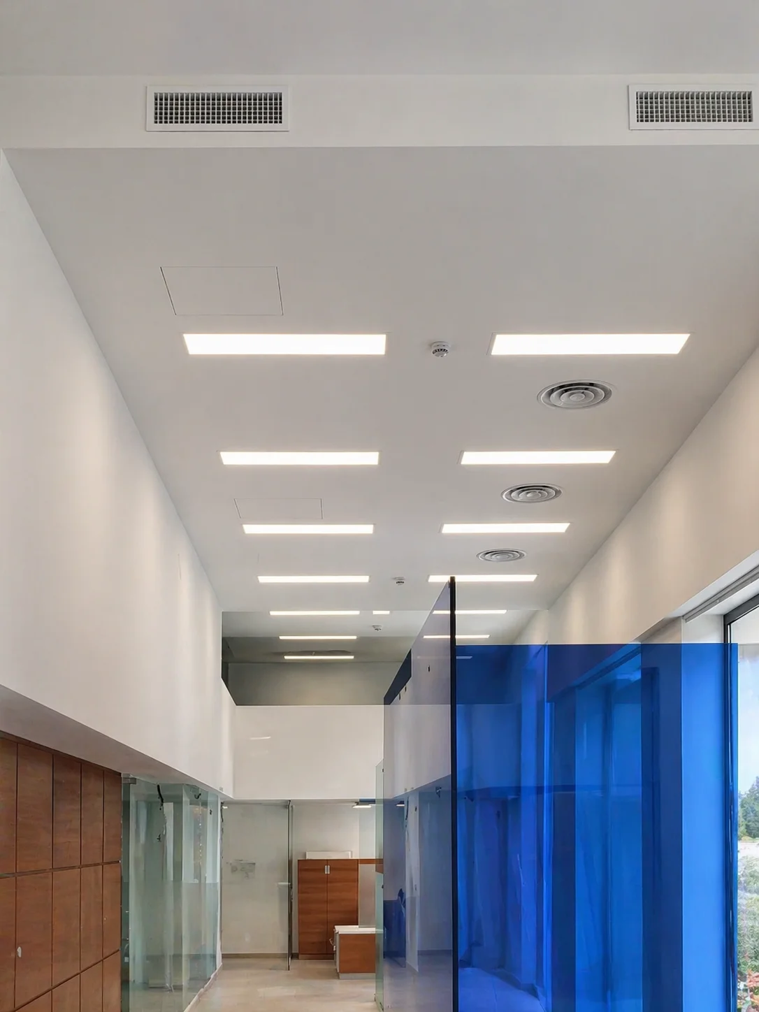 Open space ufficio direzionale con accessi tecnici PERMALINE integrati nel controsoffitto