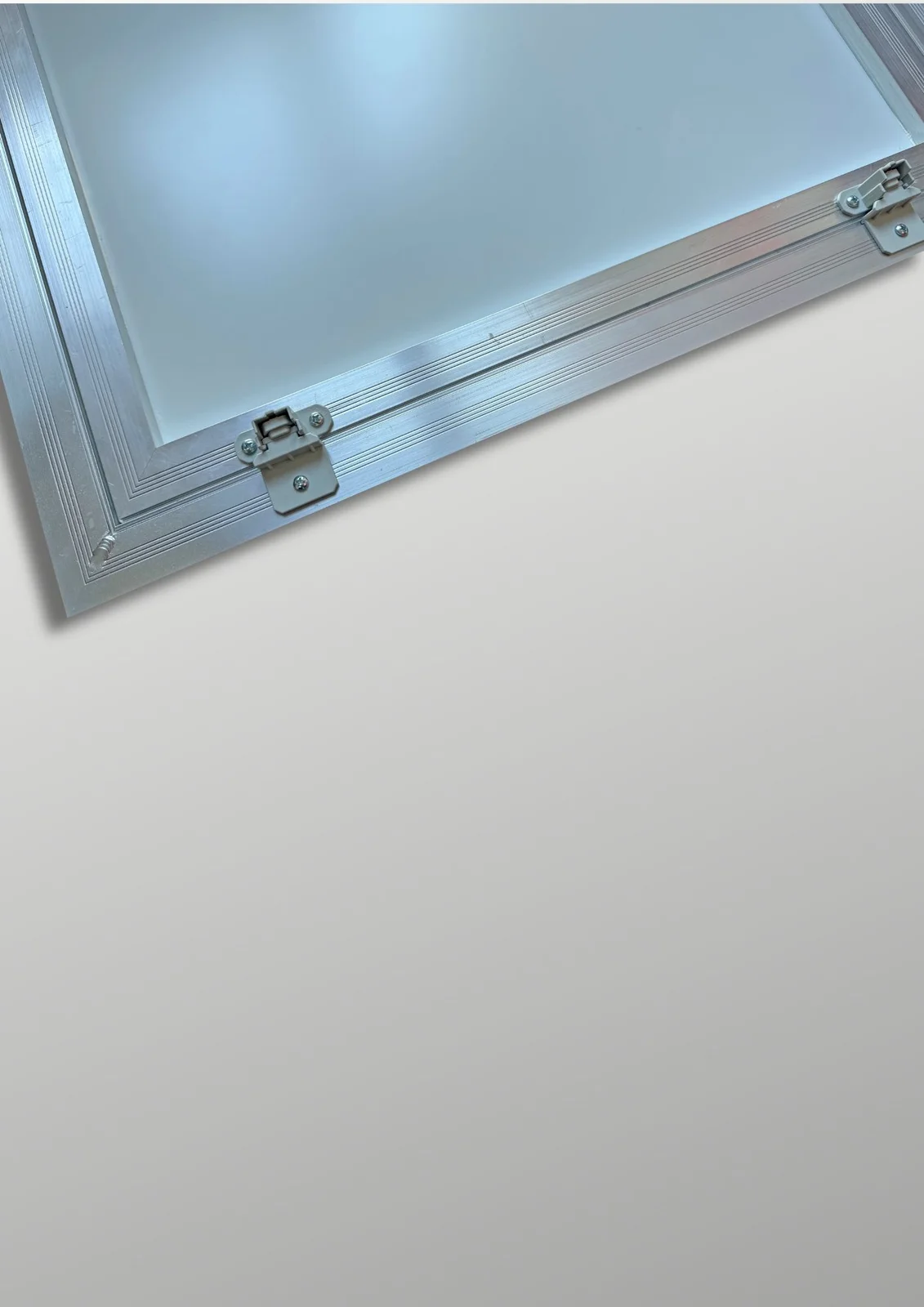 Primo piano del telaio in alluminio dell'accesso tecnico PERMALINE pronto per la posa